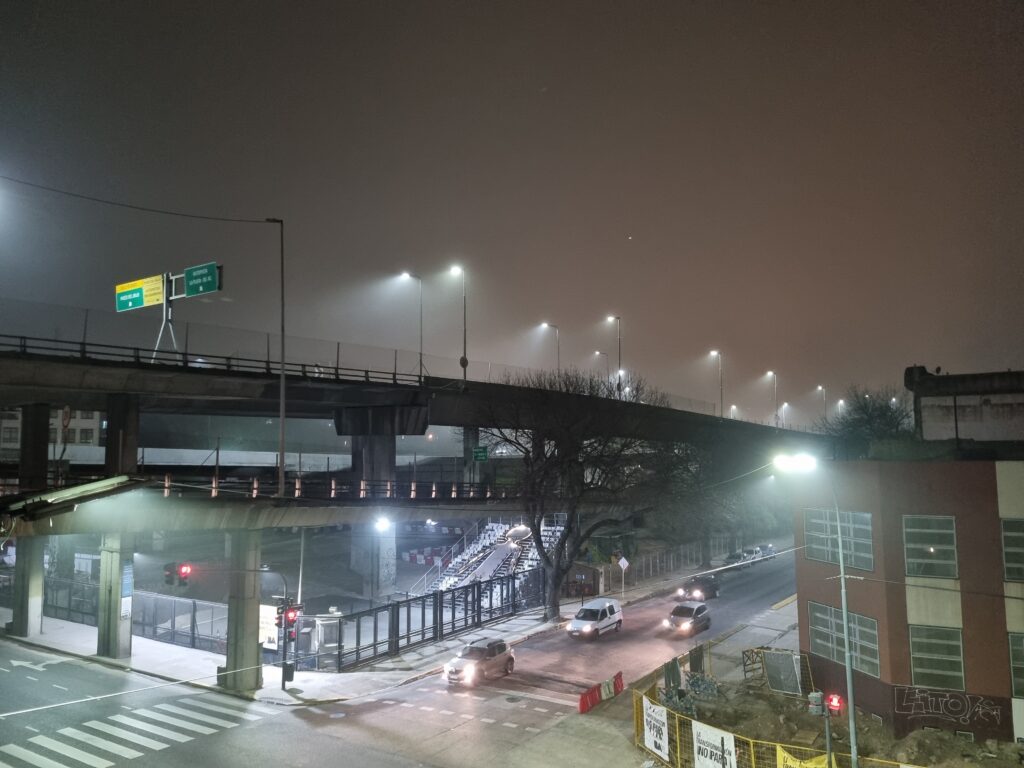 De noche calle, autopistas y niebla