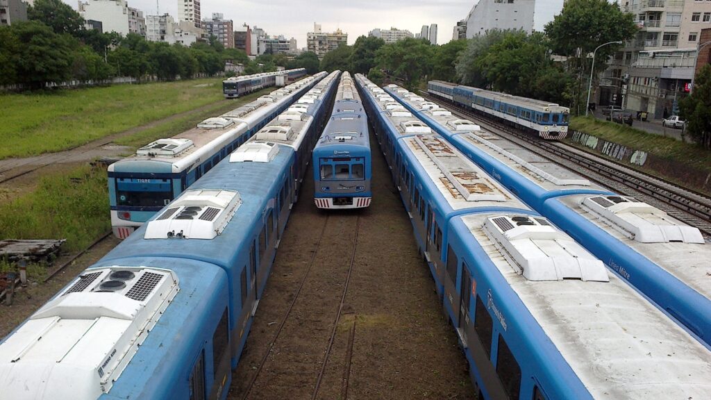 Trenes detenidos a orillas de las vías